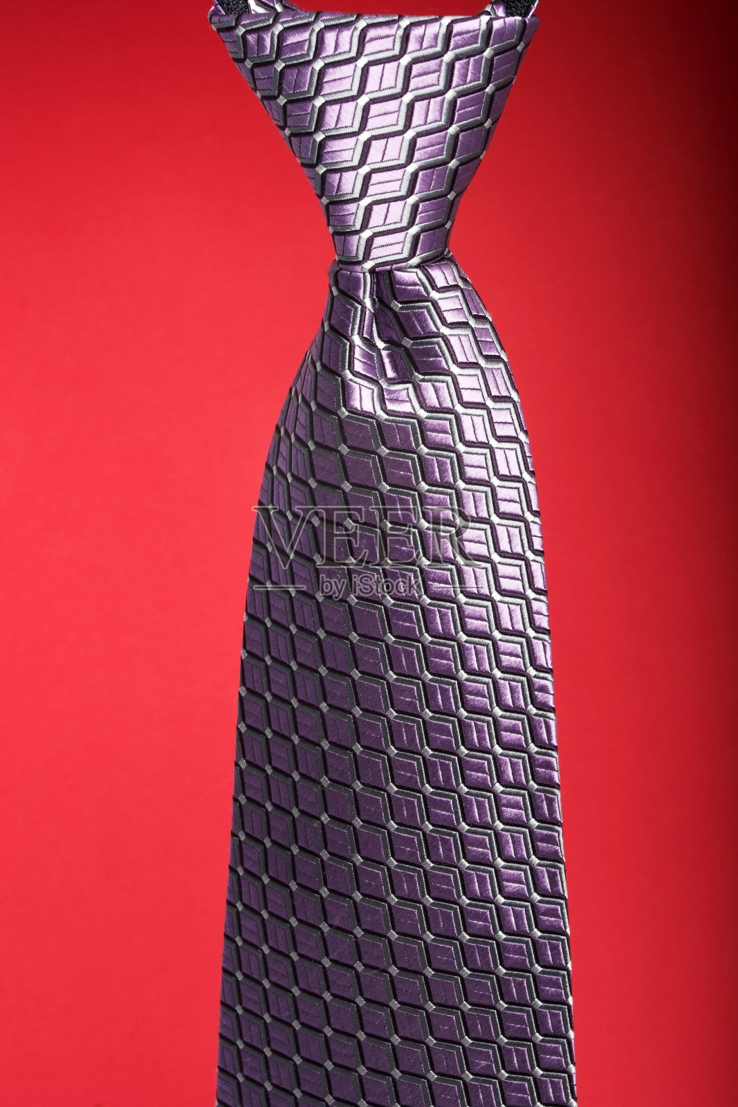 彩色背景上的紫色男士领带照片摄影图片