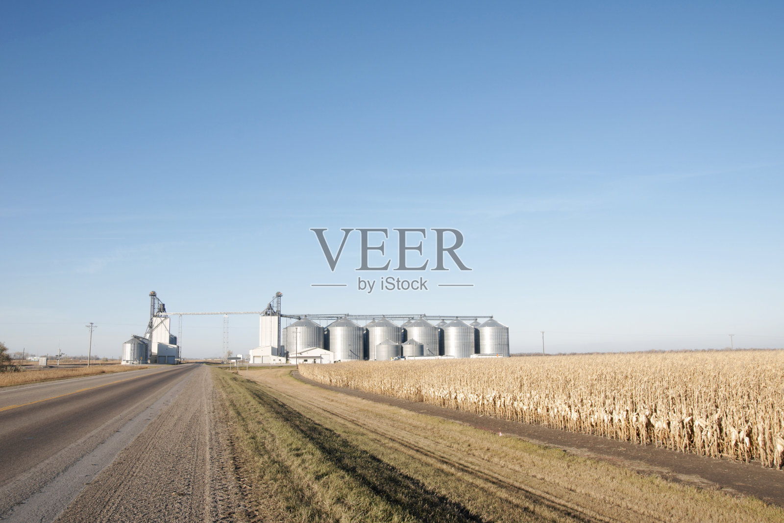 高速公路上的小型电梯综合体照片摄影图片