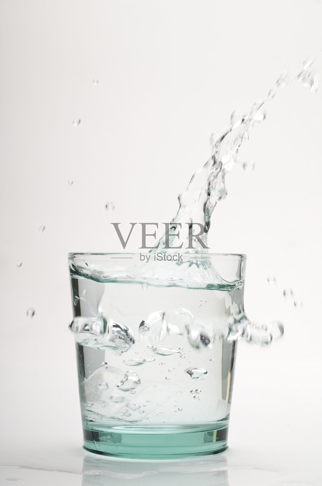 玻璃杯溅水照片摄影图片