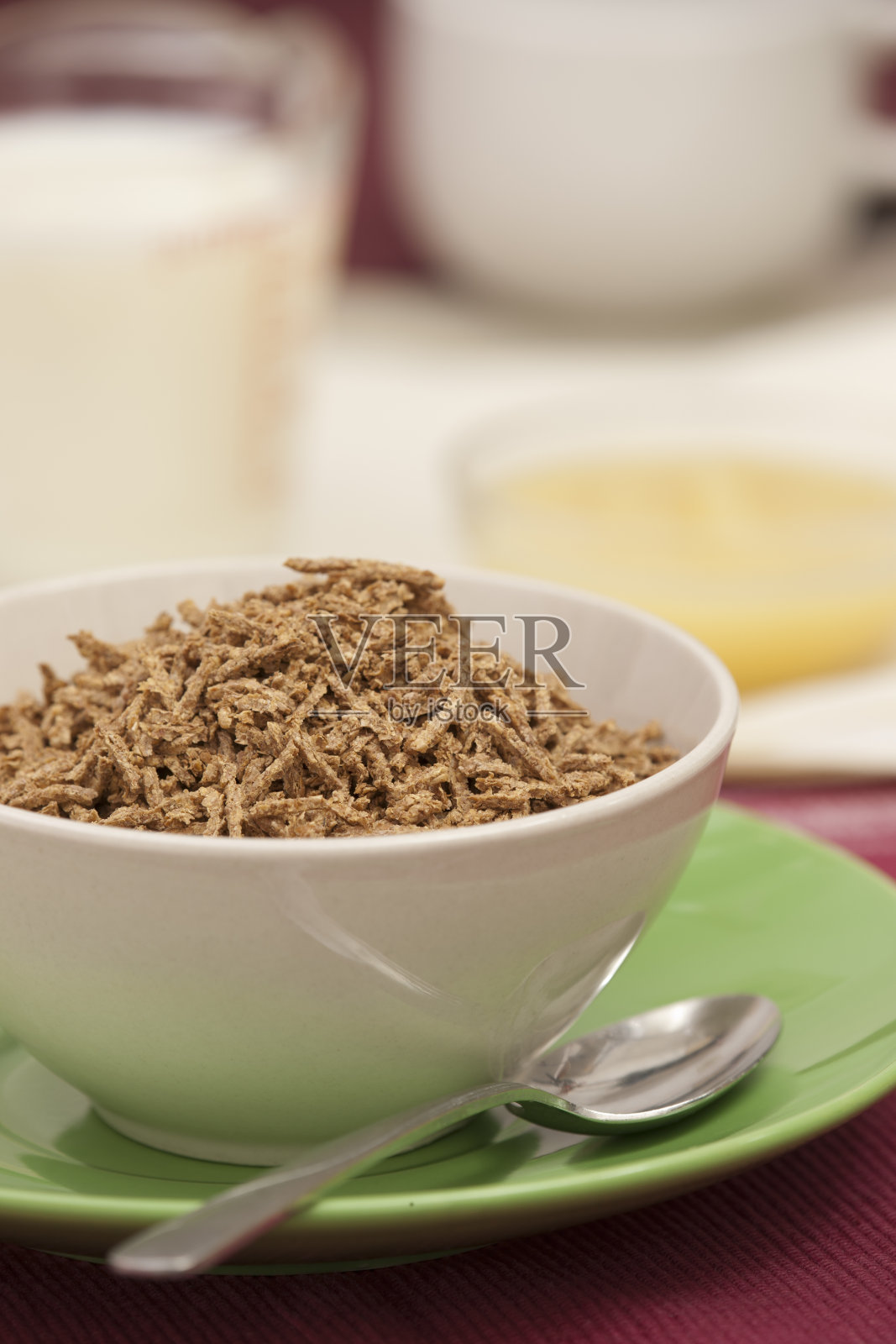 照片:一碗麦麸早餐麦片照片摄影图片