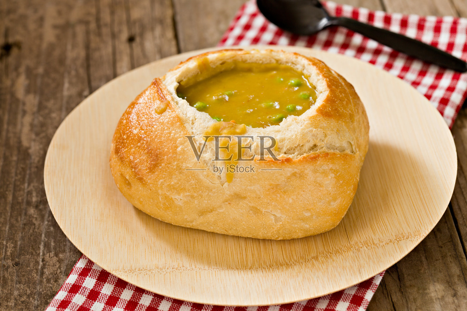 面包碗里的汤照片摄影图片