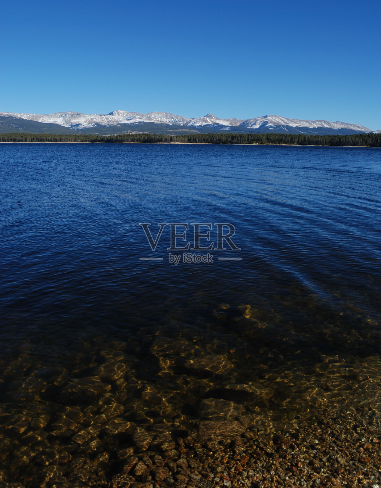 深蓝山湖照片摄影图片