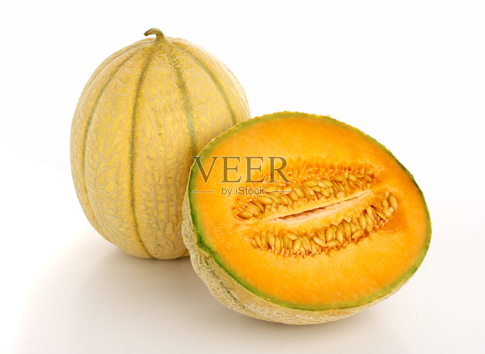 半个哈密瓜挨着一个满哈密瓜照片摄影图片