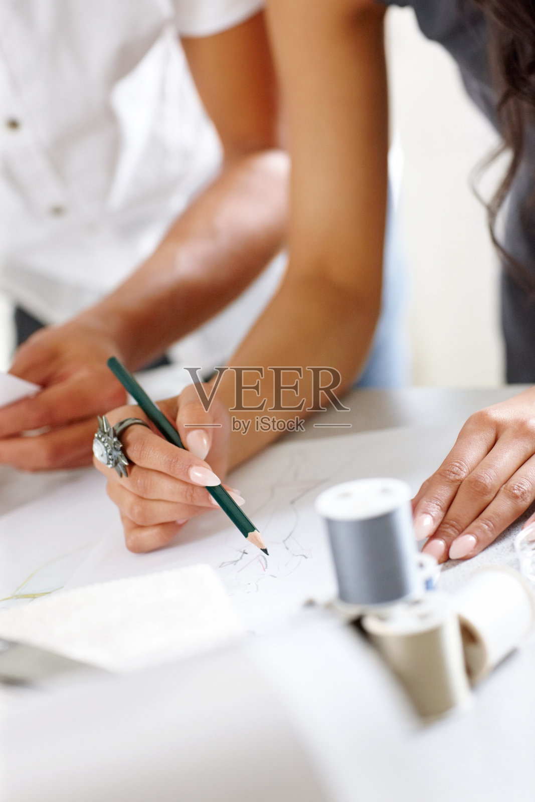 女设计师正在画一幅艺术时装素描照片摄影图片