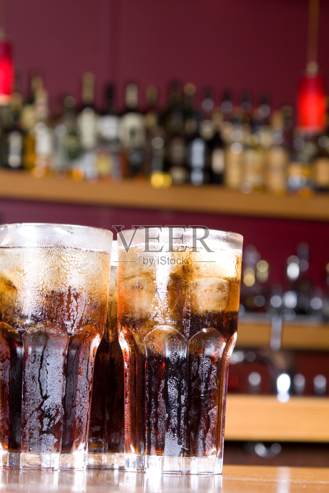 酒吧里的冰饮料照片摄影图片