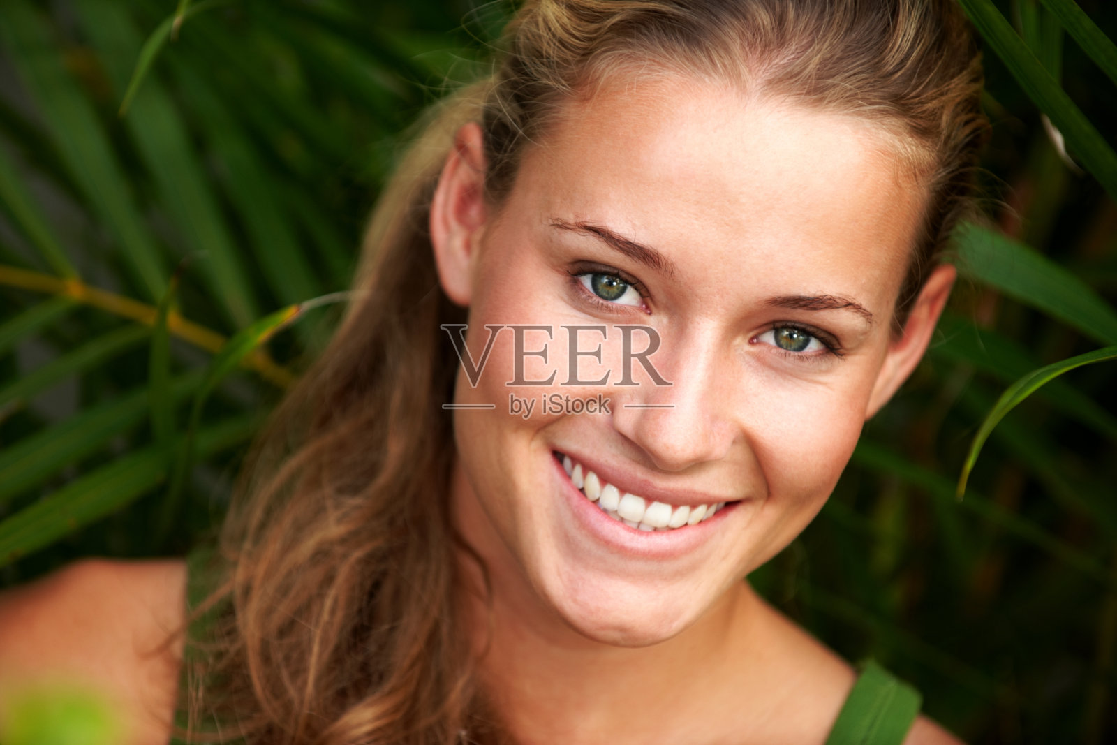 可爱的小女孩在公园里微笑的肖像照片摄影图片