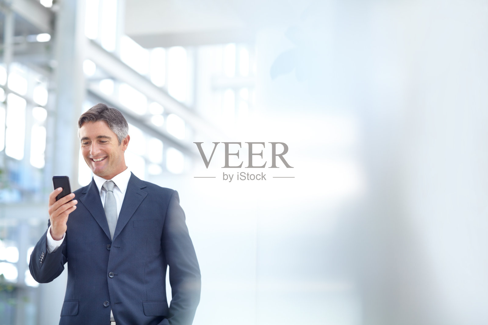 抱着成功照片摄影图片