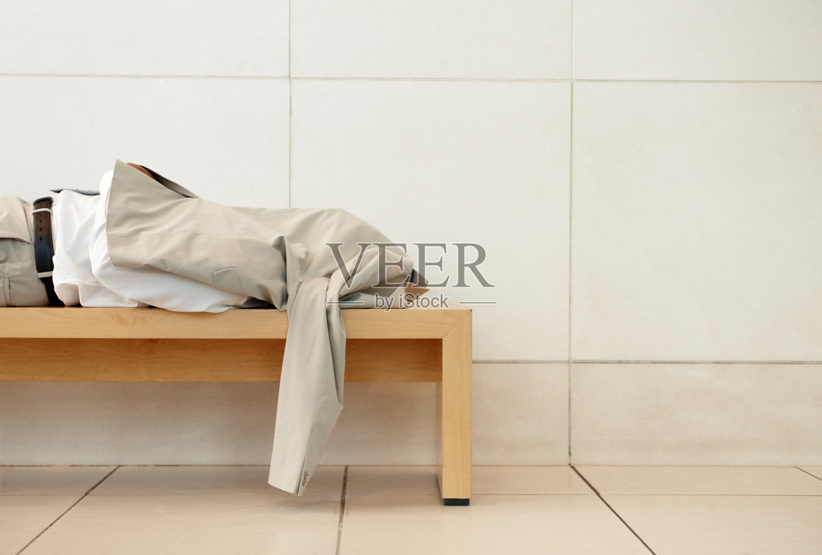 疲惫的商人在长凳上休息照片摄影图片