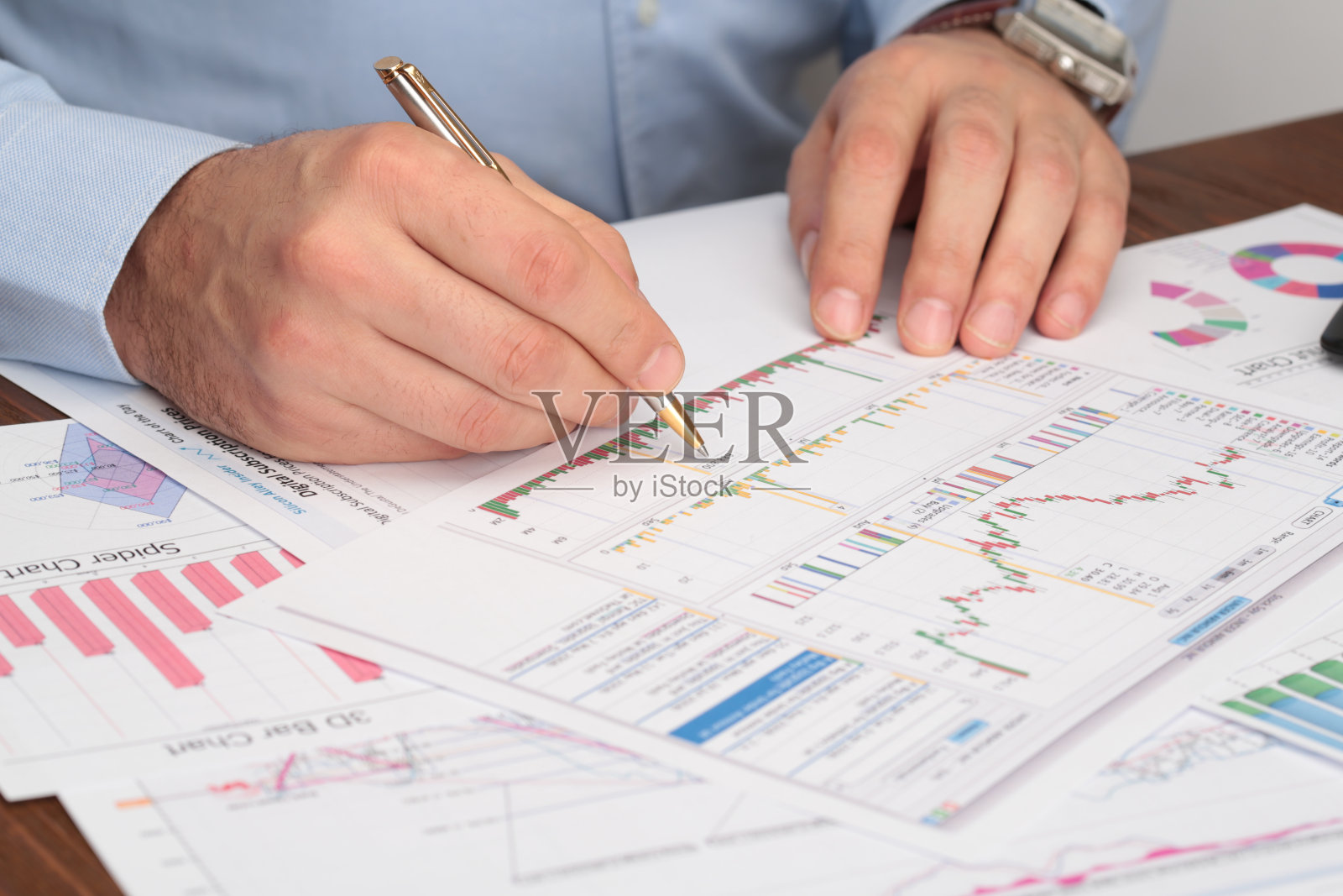 “商务会议,男人的手指着图表”照片摄影图片