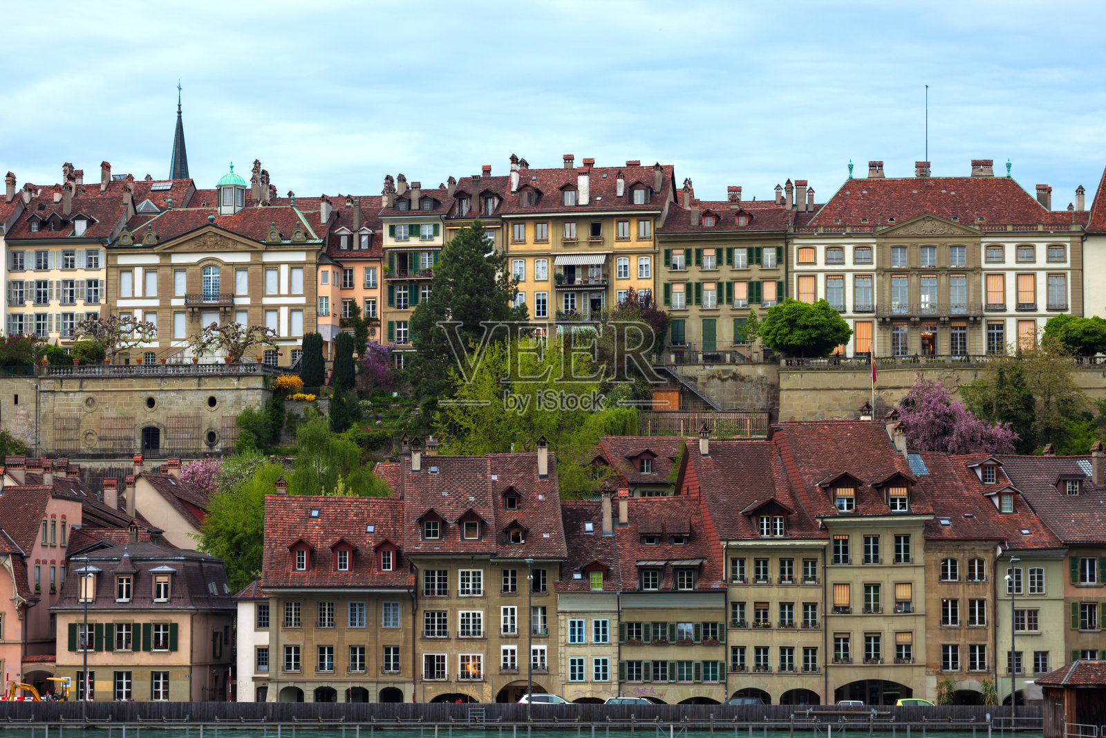 伯尔尼Aare河沿岸的建筑照片摄影图片