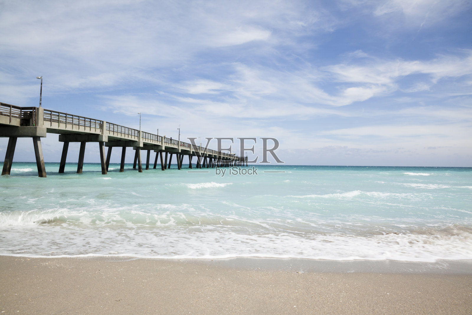 佛罗里达州迈阿密达尼亚堡海滩上的长码头照片摄影图片