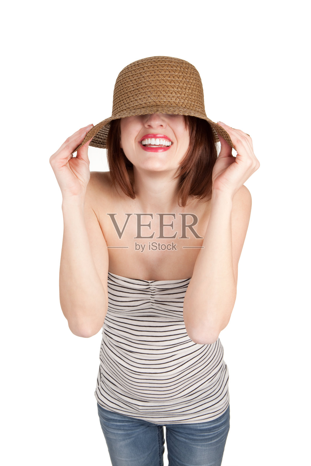 微笑的女人藏在夏天的帽子下照片摄影图片