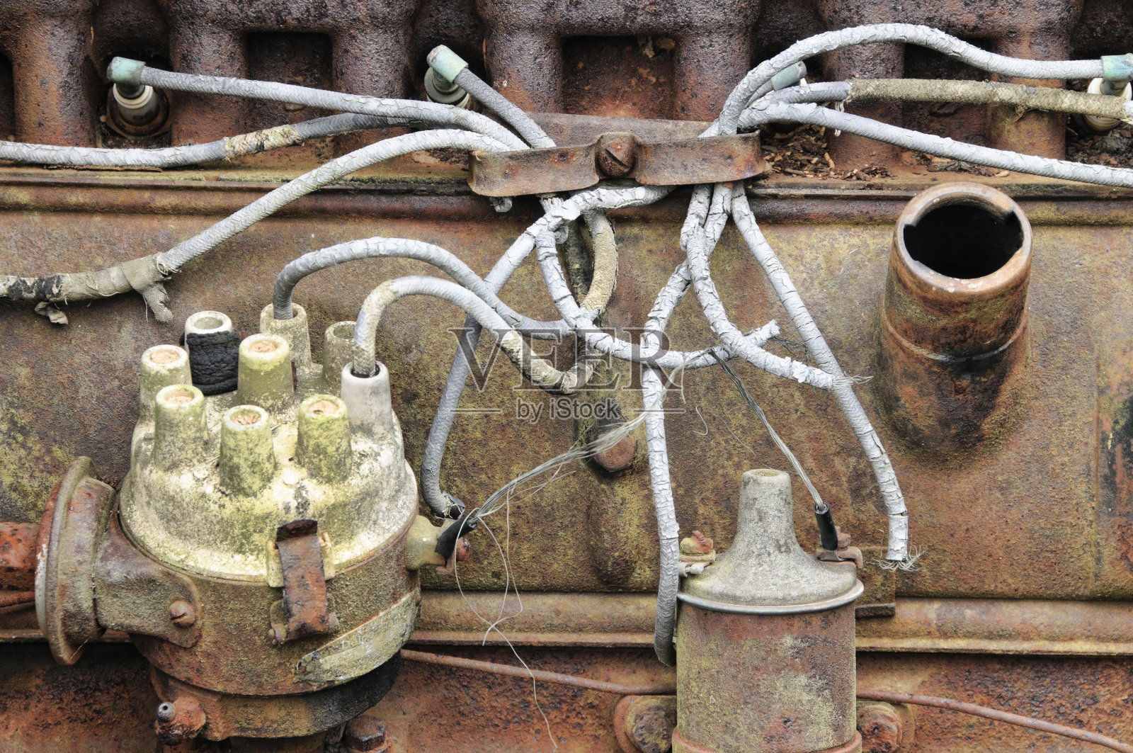 锈迹斑斑的车辆的磨损的电线电缆照片摄影图片