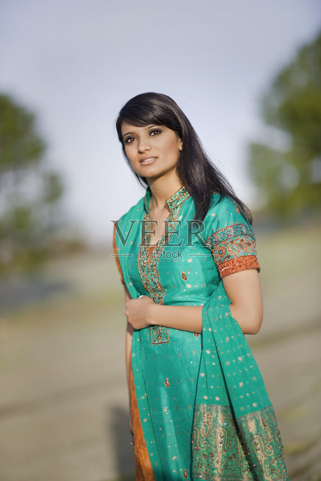 穿着正式服装的巴基斯坦妇女照片摄影图片