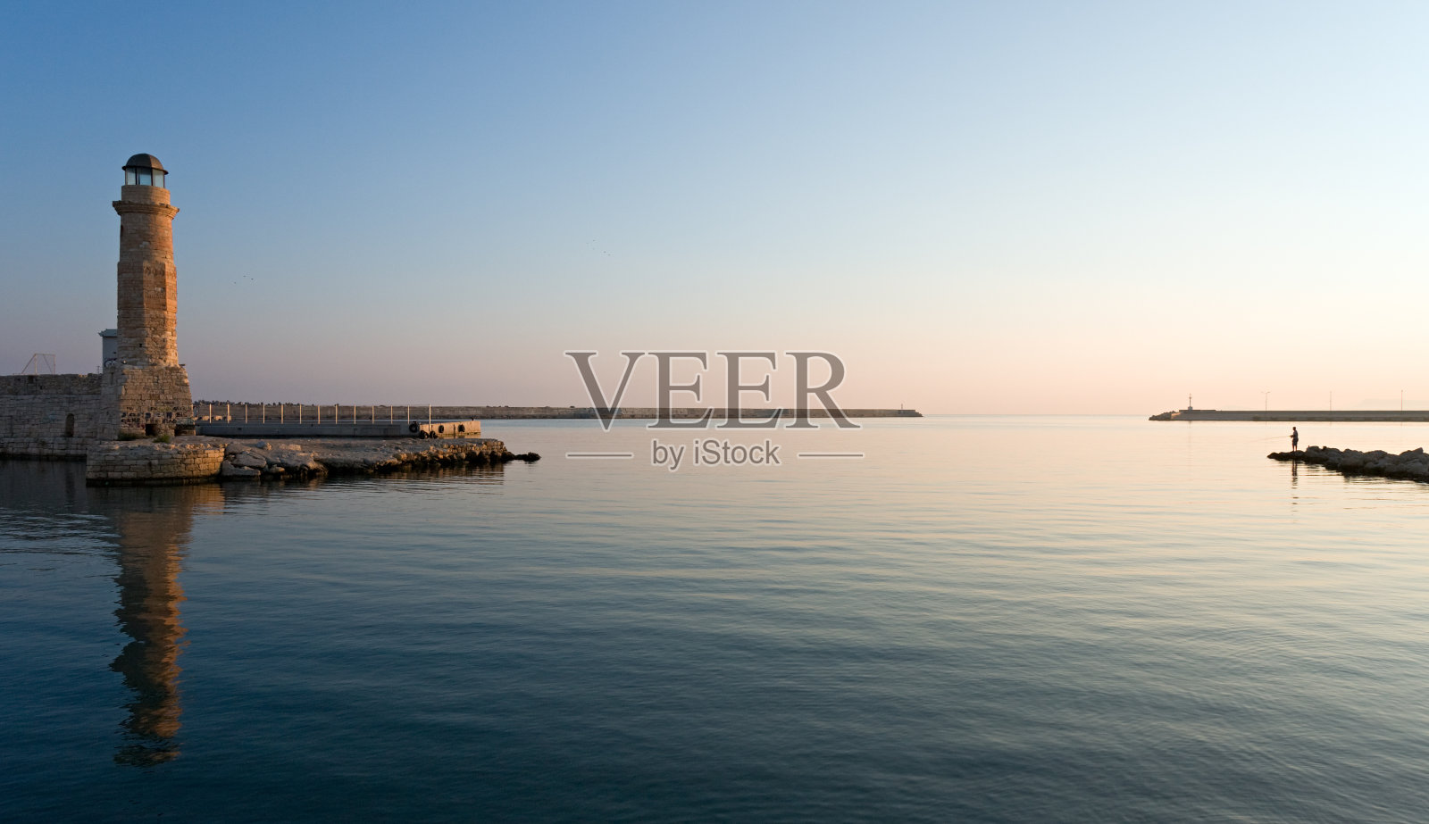 希腊克里特岛的灯塔和渔夫照片摄影图片