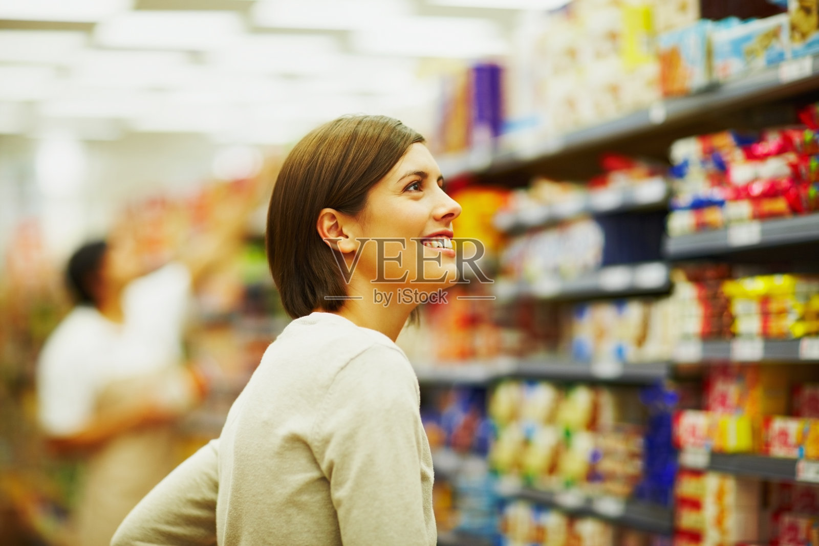 快乐的年轻女人在超市购物照片摄影图片