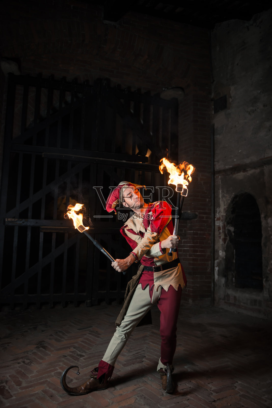 街头小丑与火炬照片摄影图片