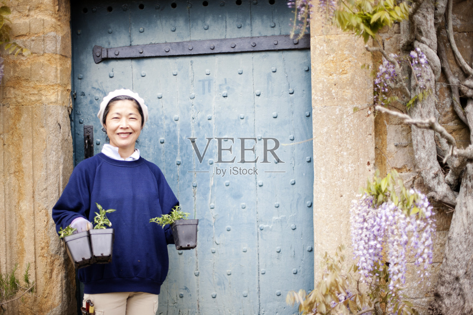 乡间小屋门口的女园丁照片摄影图片