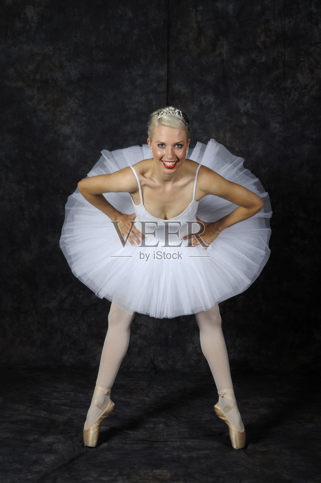 一位年轻的成年芭蕾舞女演员对着镜头微笑照片摄影图片