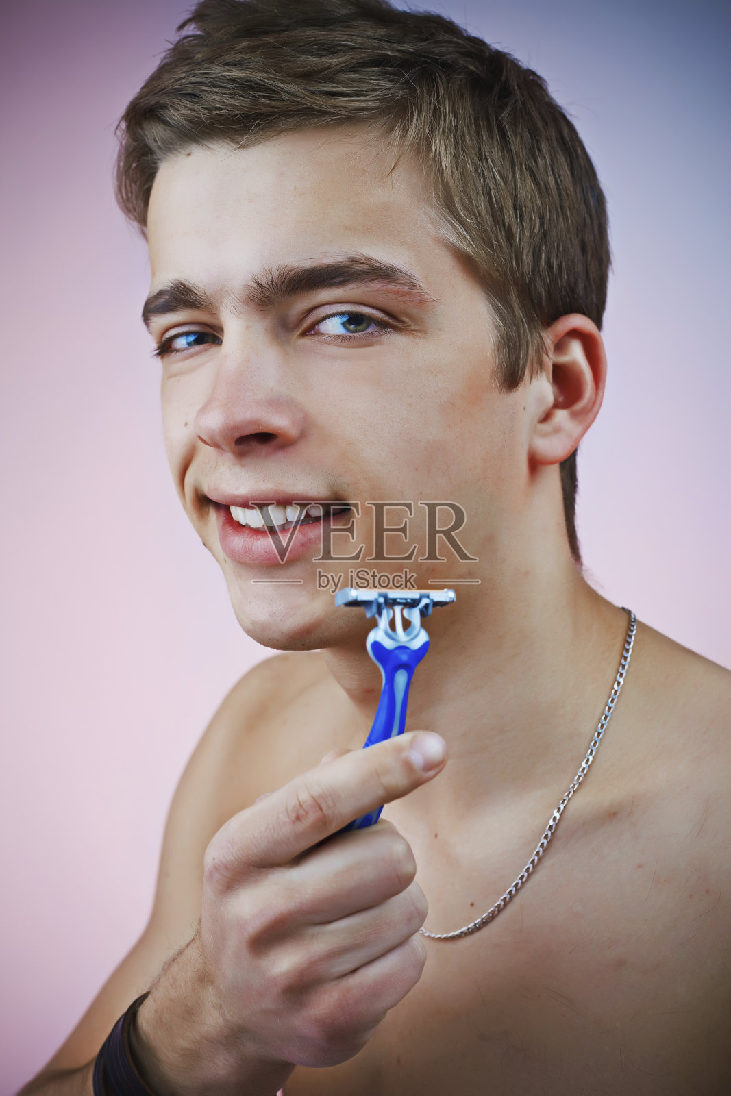 年轻开朗的男性剃须照片摄影图片