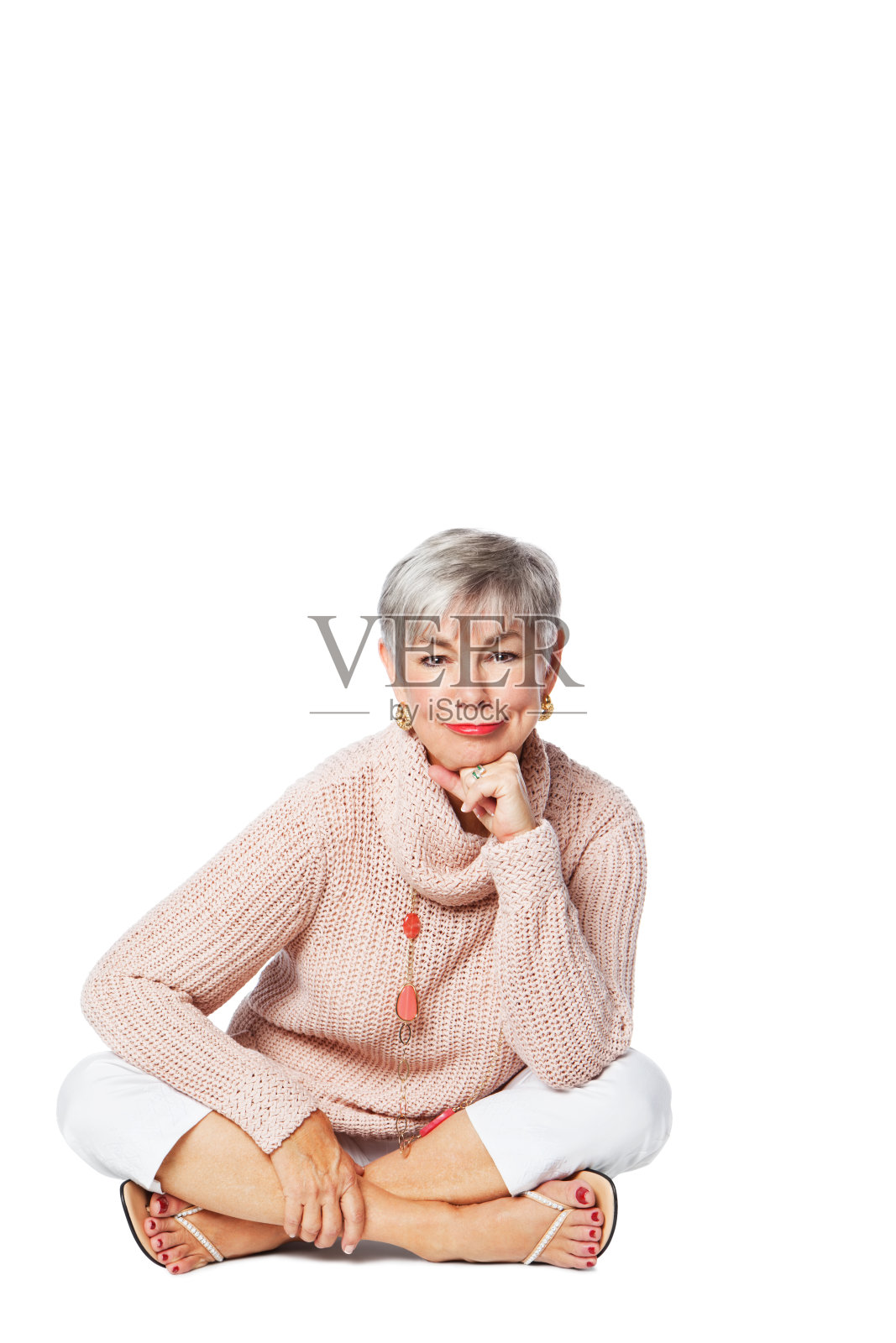 放松地坐在地板上的资深女性照片摄影图片