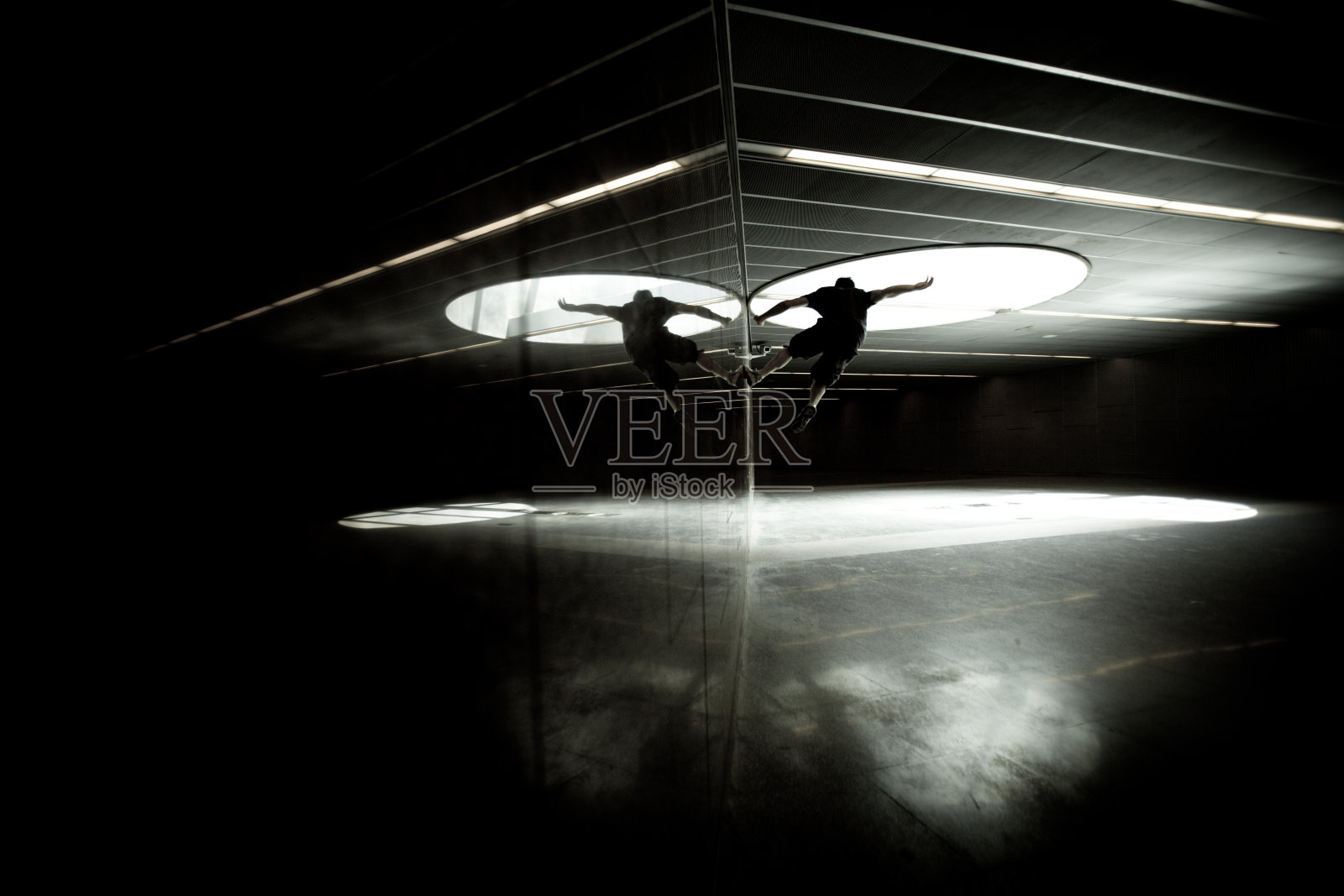 在地铁隧道里跑酷和自由奔跑照片摄影图片