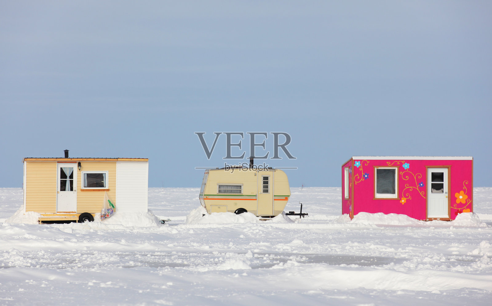 质朴的冰上钓鱼小屋照片摄影图片