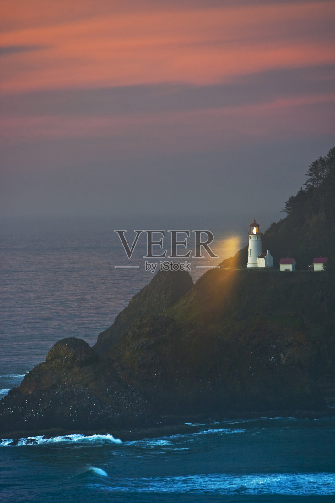 海克塔头灯塔垂直地照亮黑夜照片摄影图片