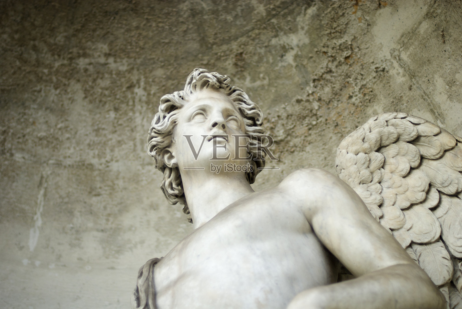 白色大理石天使从石壁看出去照片摄影图片