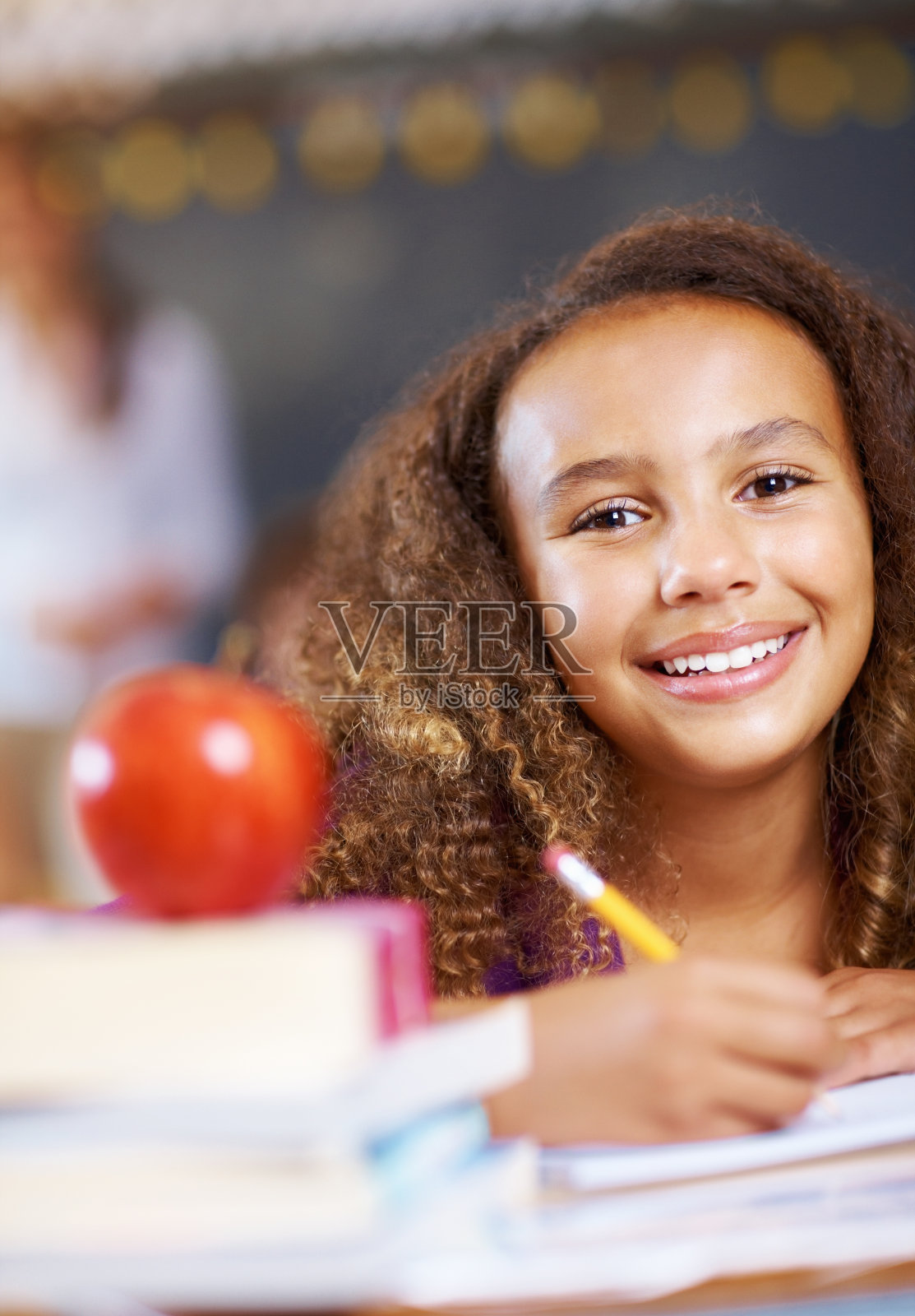 开朗的女学生写作照片摄影图片