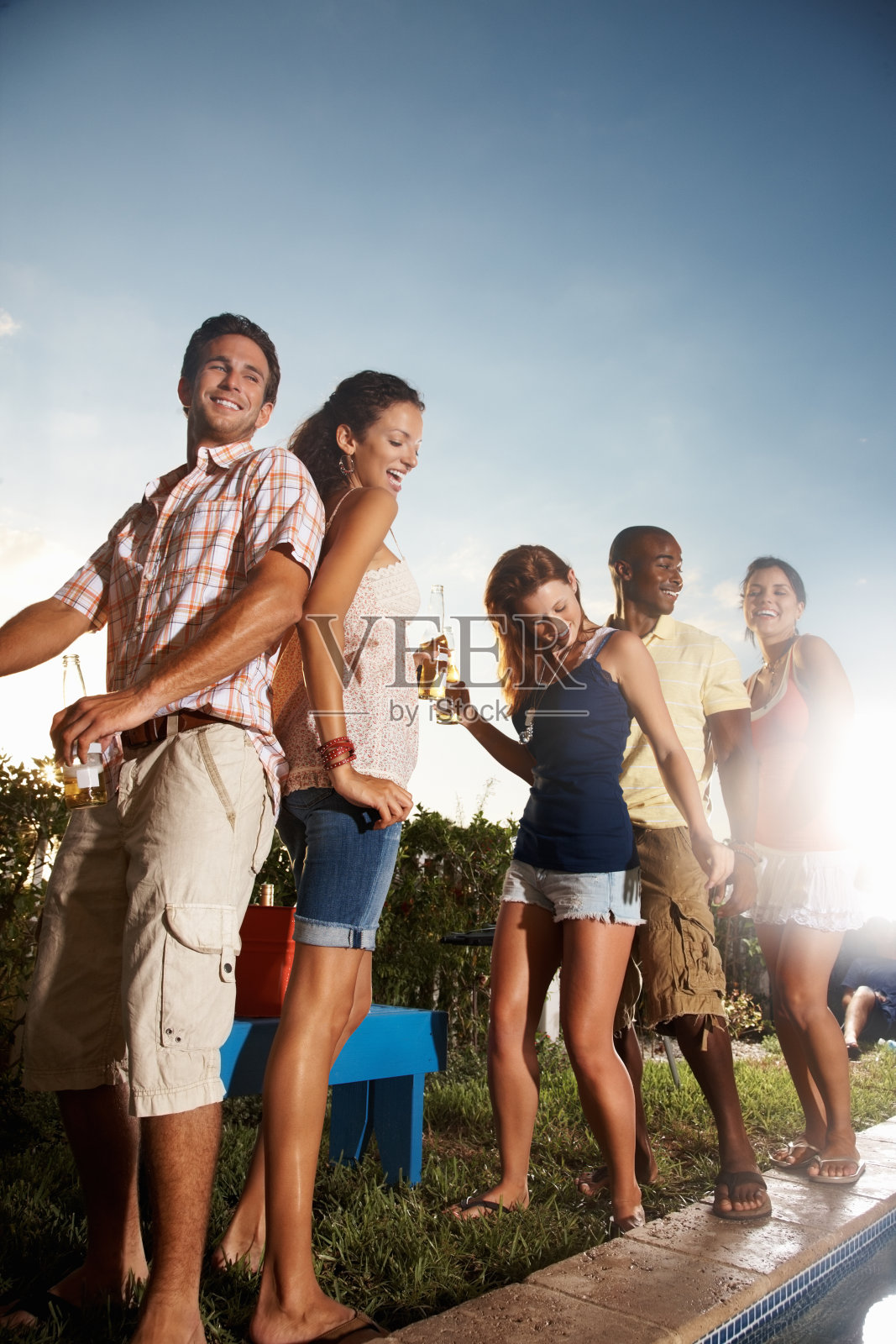 一对夫妇和他们的朋友在春假跳舞照片摄影图片