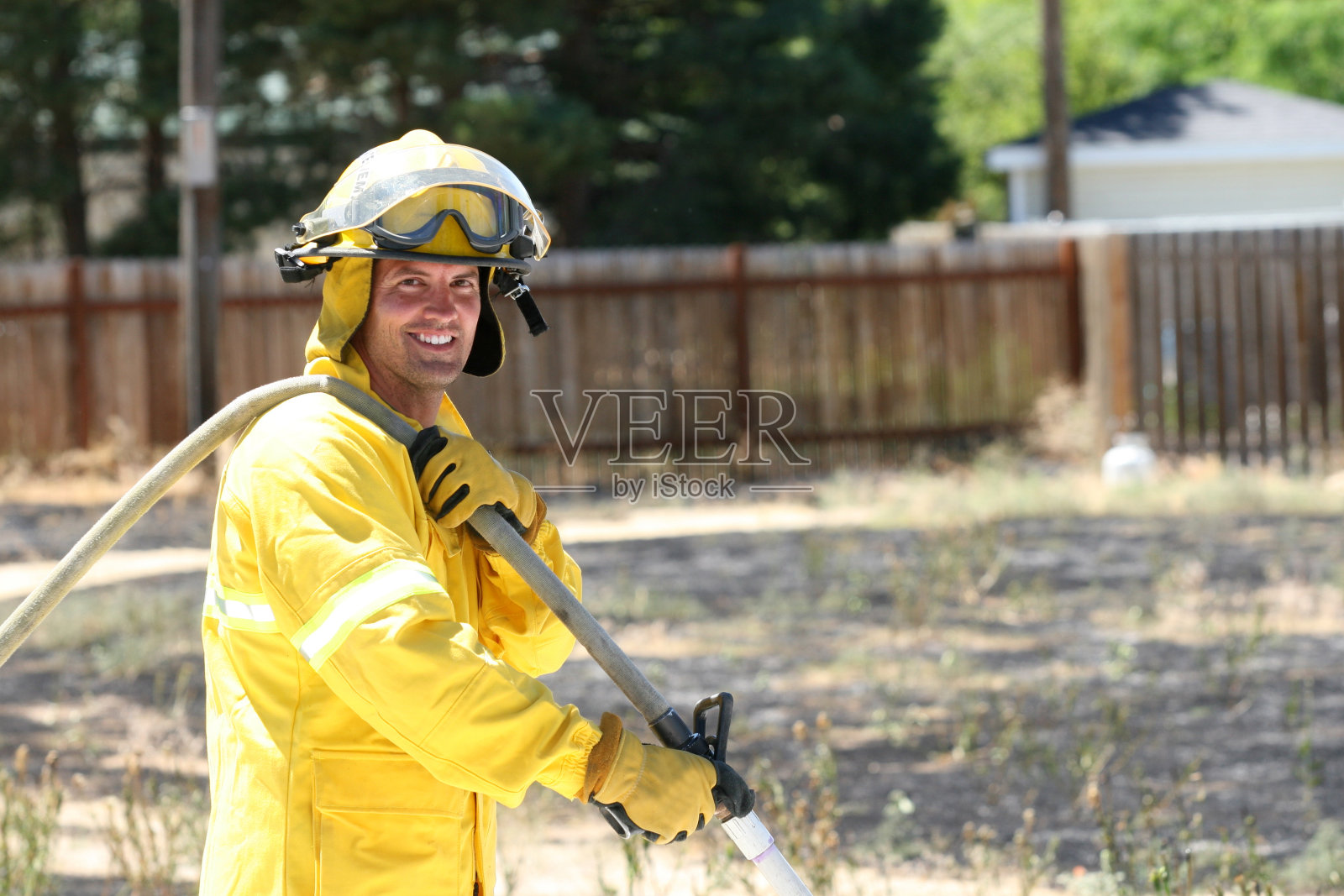 微笑的消防员照片摄影图片