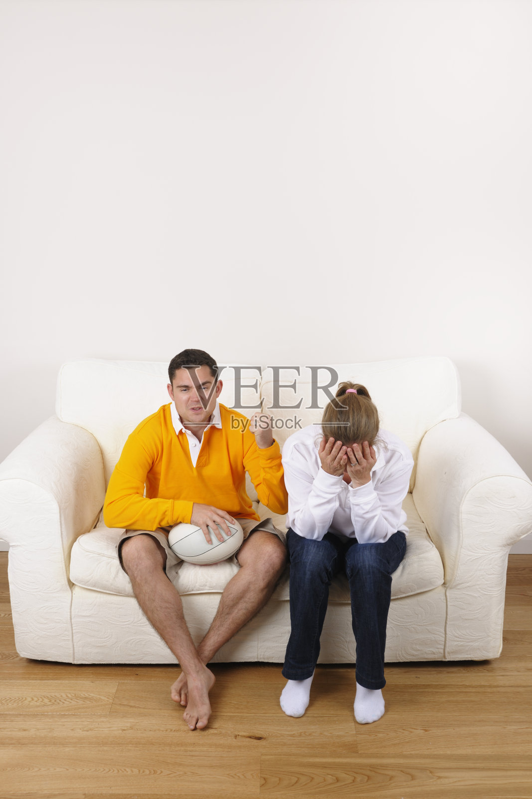 一对支持不同的橄榄球队,一胜一负照片摄影图片