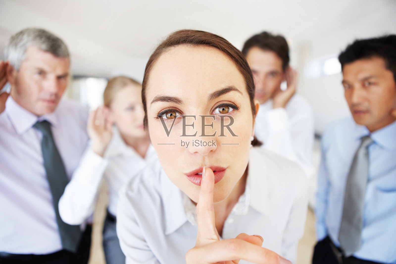 嘘,这是公司机密……照片摄影图片