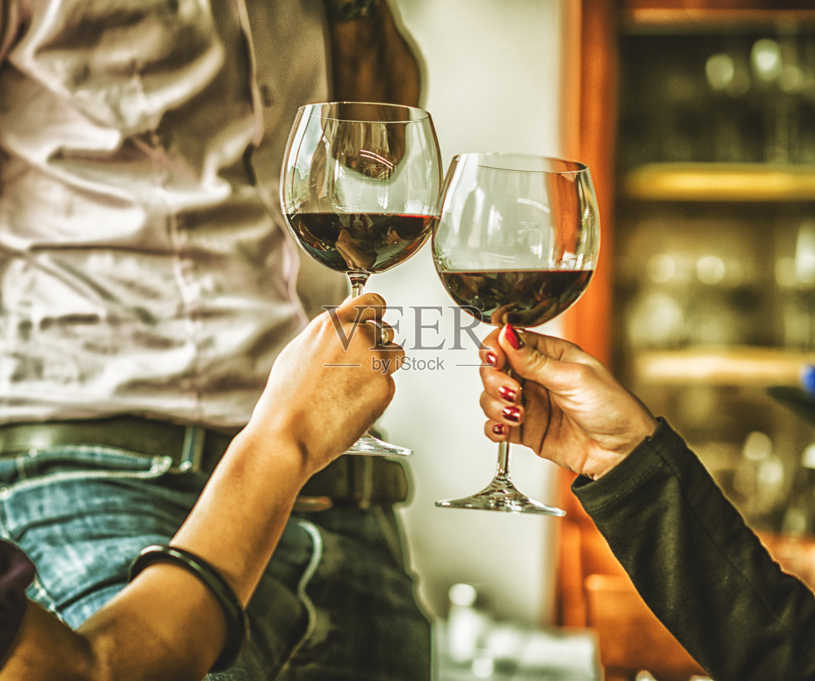 在餐馆里敬酒的女人照片摄影图片