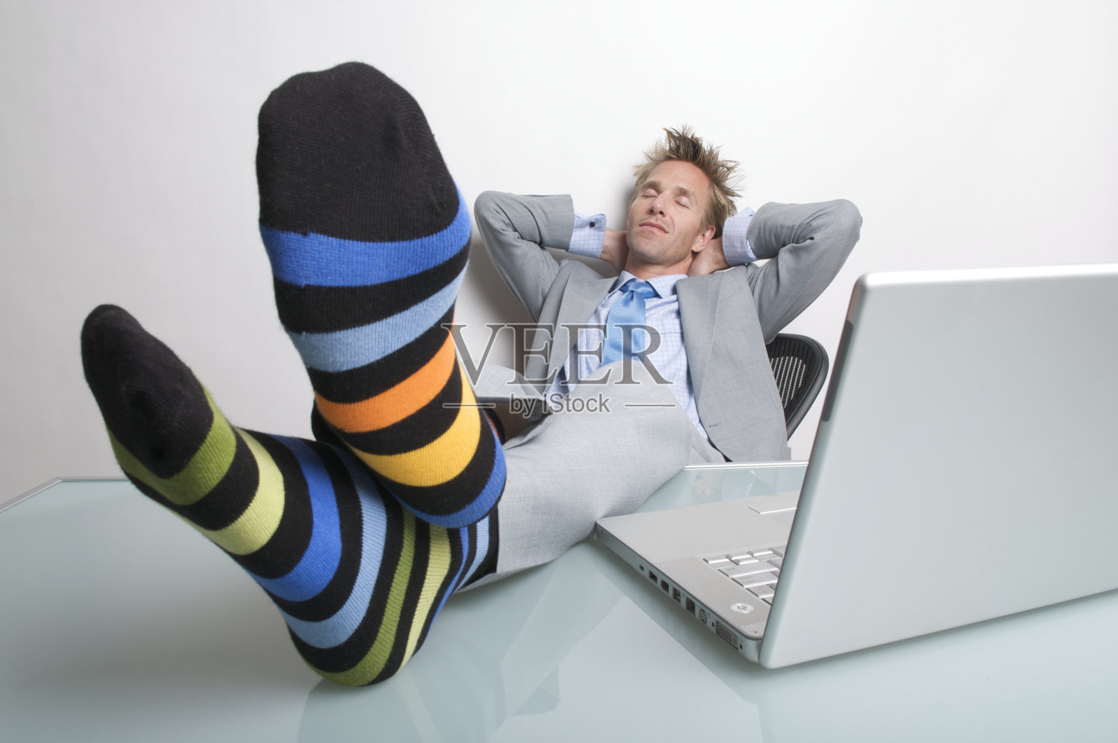 商人办公室职员脚抬起来袜子睁大眼睛闭上做白日梦照片摄影图片
