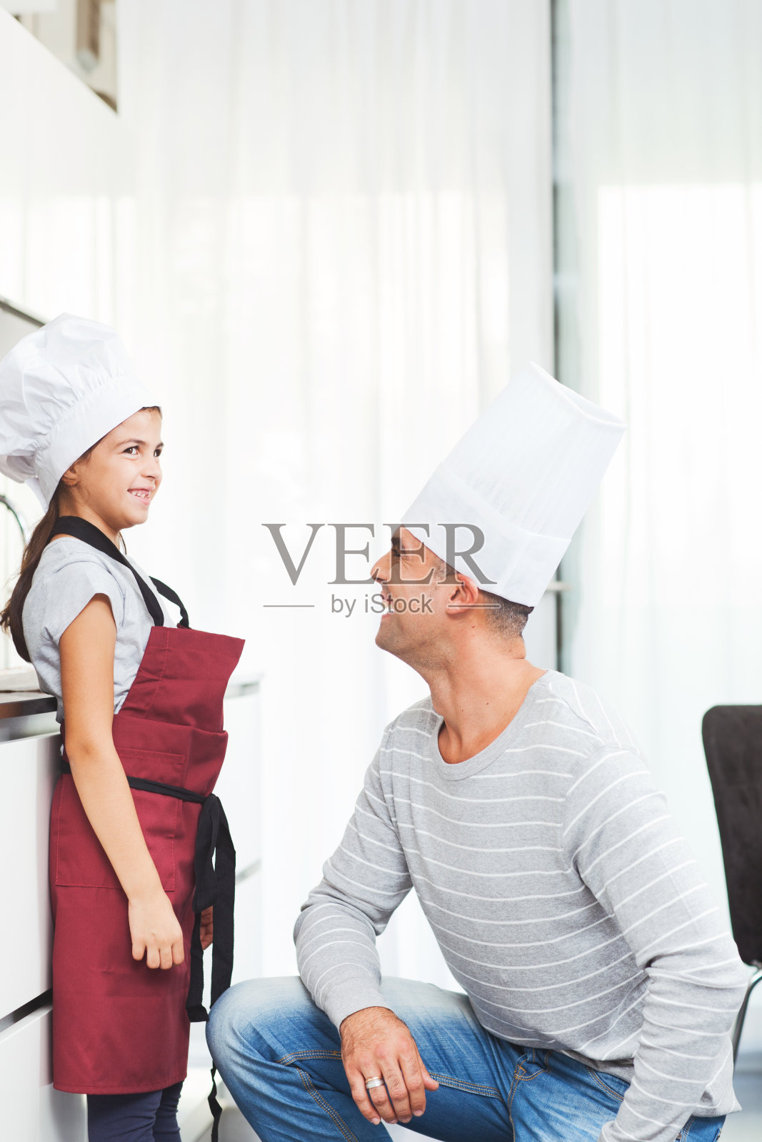 家人一起做饭,一起吃意大利菜。照片摄影图片