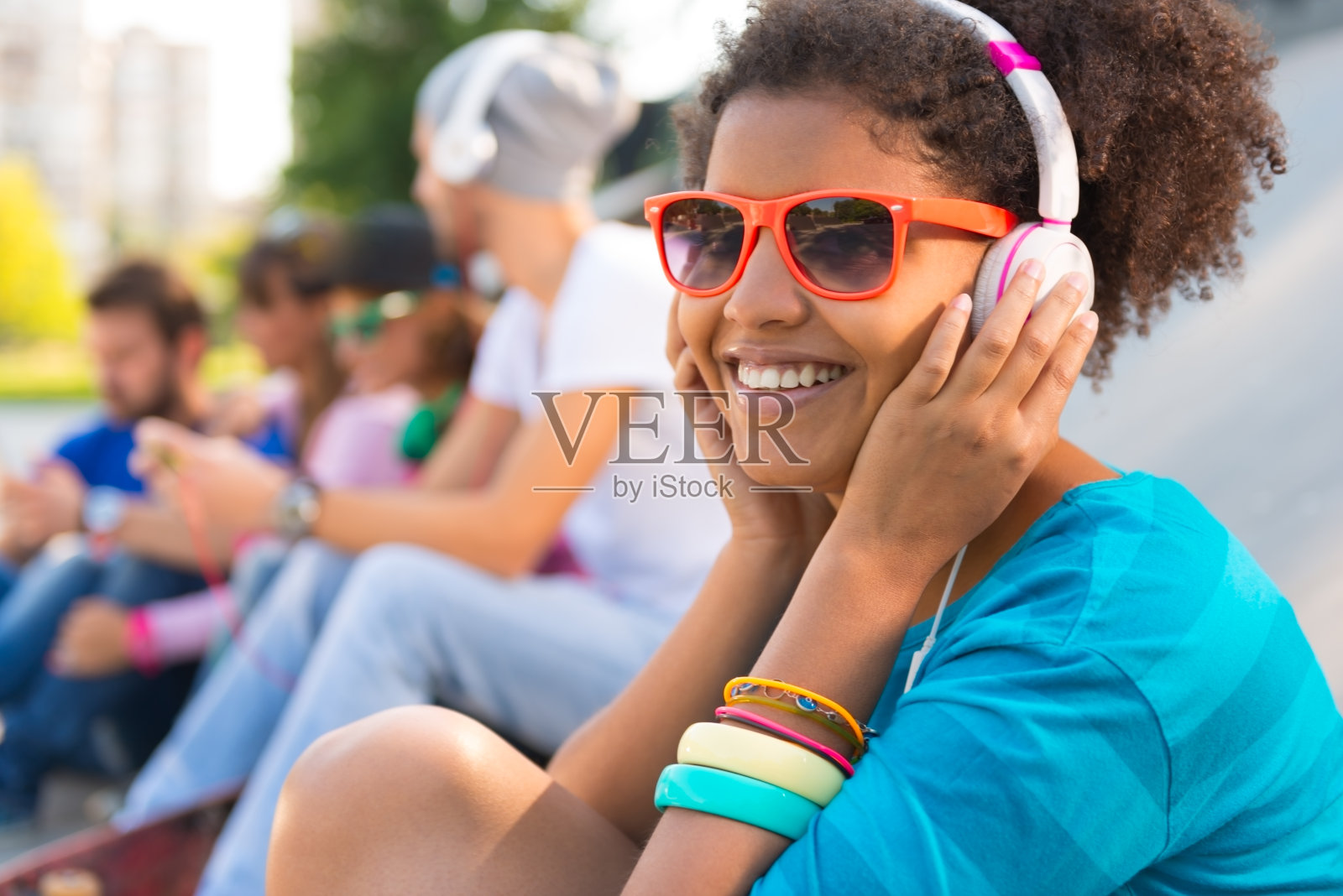 带着耳机微笑的年轻女子照片摄影图片