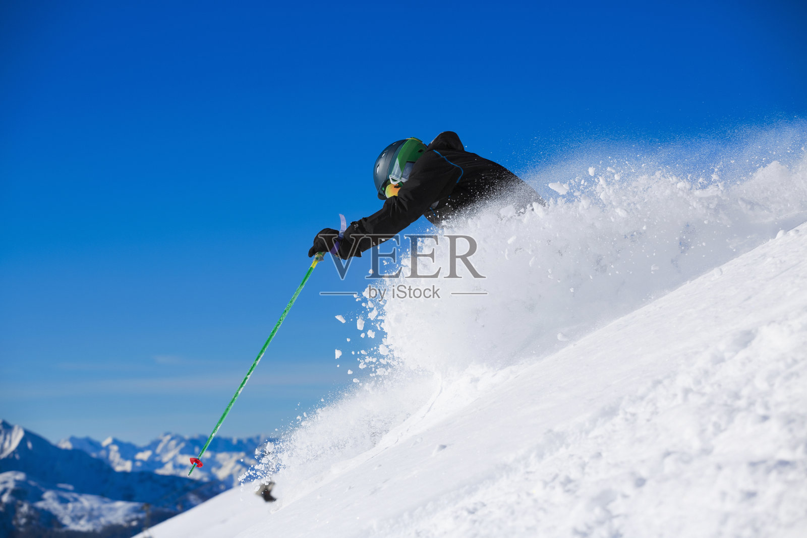 成熟的男人离开雪道,在阳光明媚的滑雪场滑雪照片摄影图片
