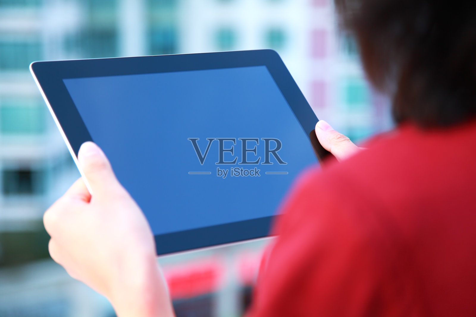 商务人士手拿着平板电脑在浅蓝色的背景照片摄影图片