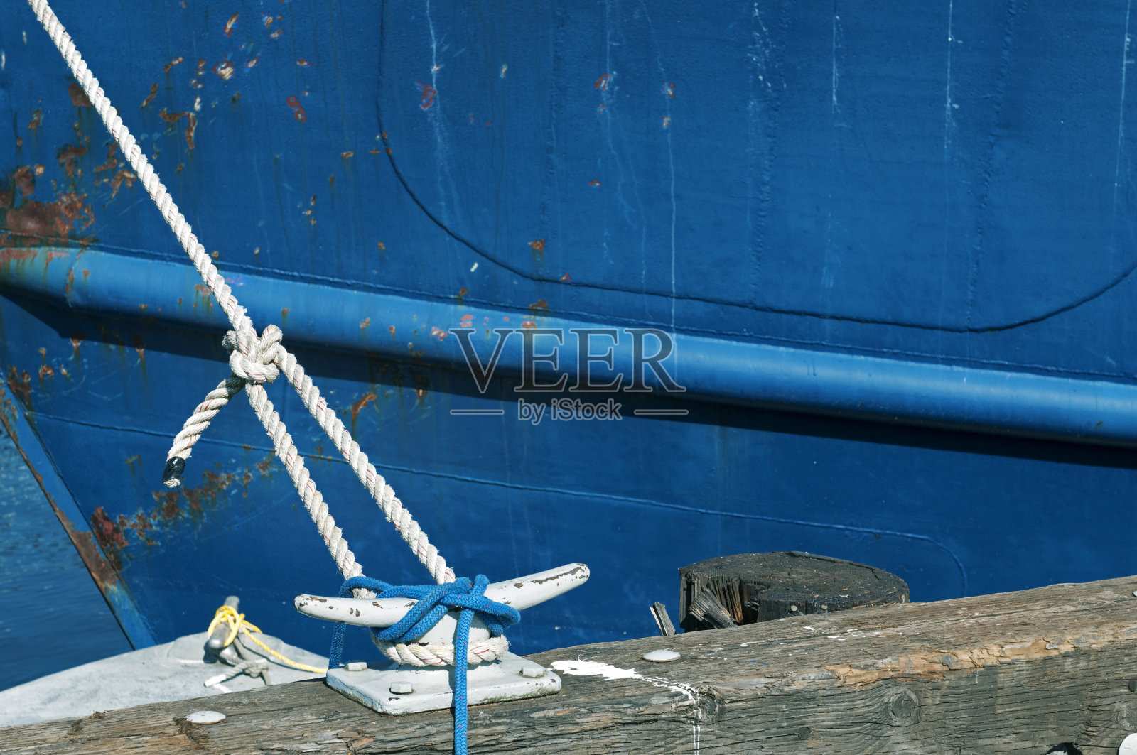 用单结结固定在码头上的渔船照片摄影图片
