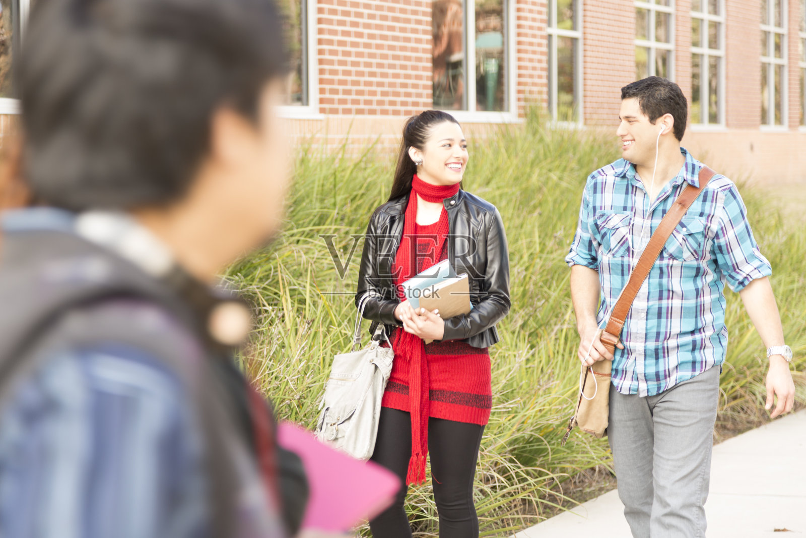 教育背景:拉丁学生朋友步行去上课。照片摄影图片