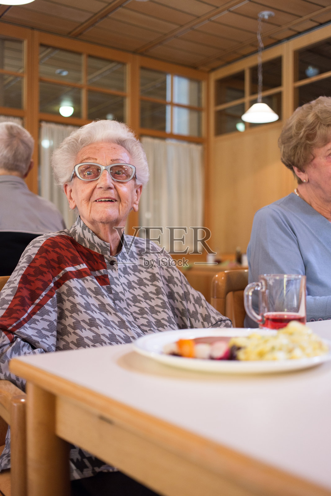 养老院里的老人照片摄影图片