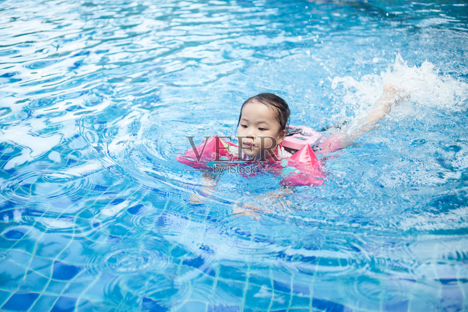 小女孩在游动照片摄影图片