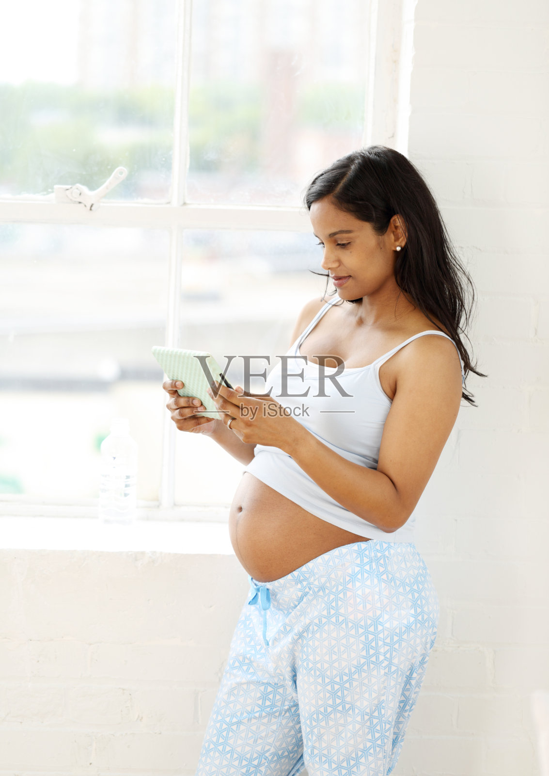 孕妇用触控板照片摄影图片