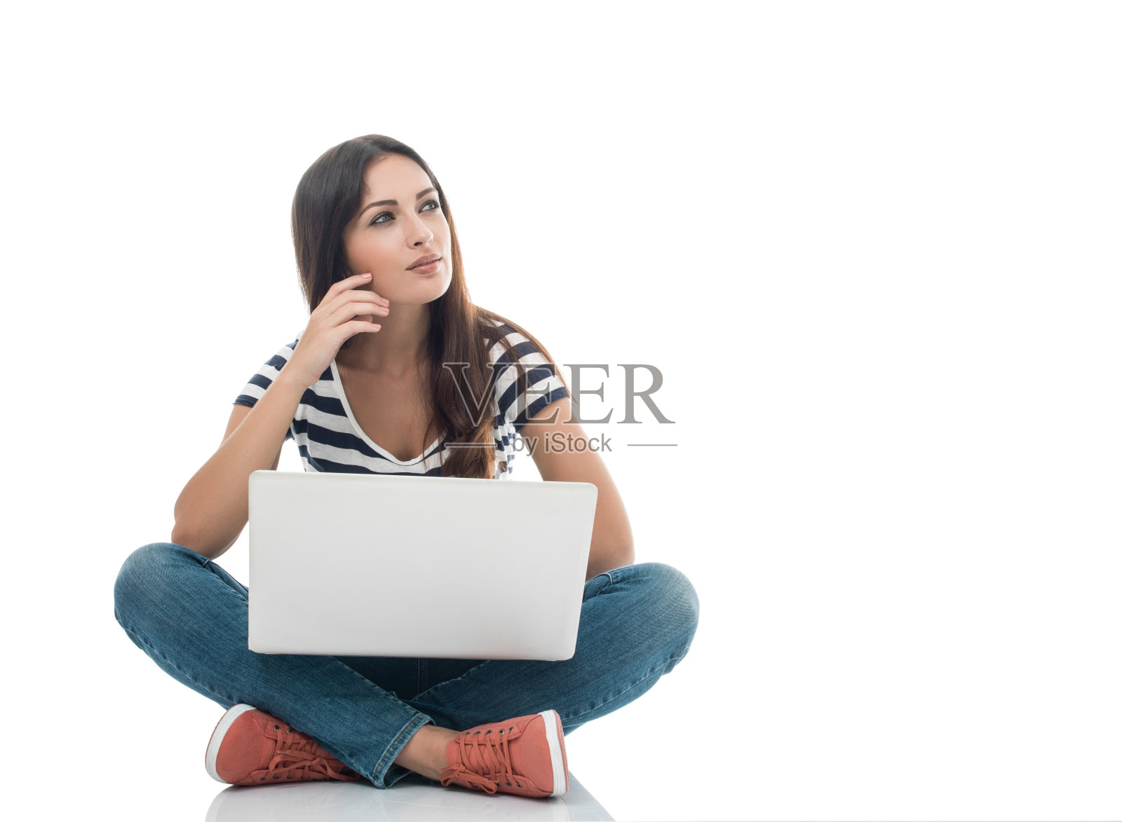 拿着笔记本电脑的年轻女子,在白色背景上照片摄影图片