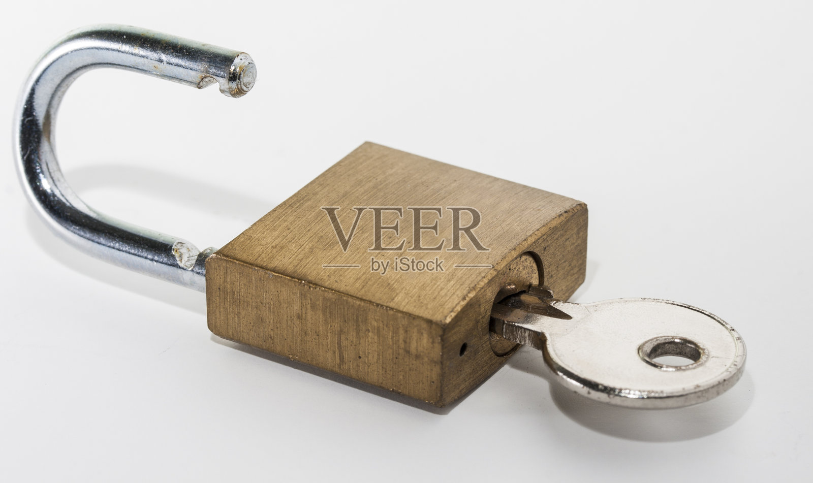 旧银钥匙在旧黄铜挂锁照片摄影图片