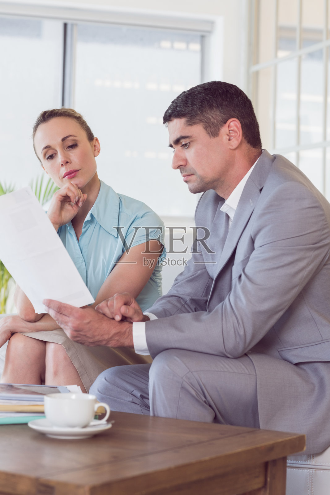 商人和女人在家里看文件照片摄影图片