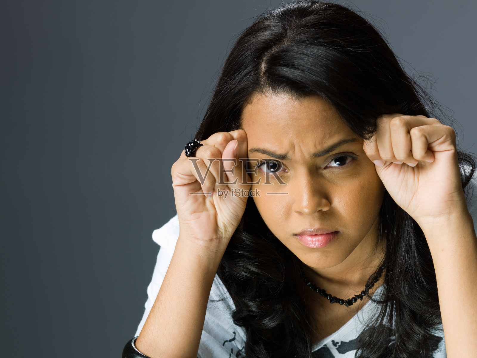 关切的西班牙裔女性模特照片摄影图片