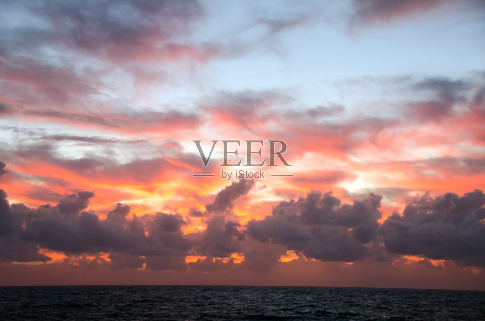 美丽的云热带橙色的天空在日落的海洋照片摄影图片